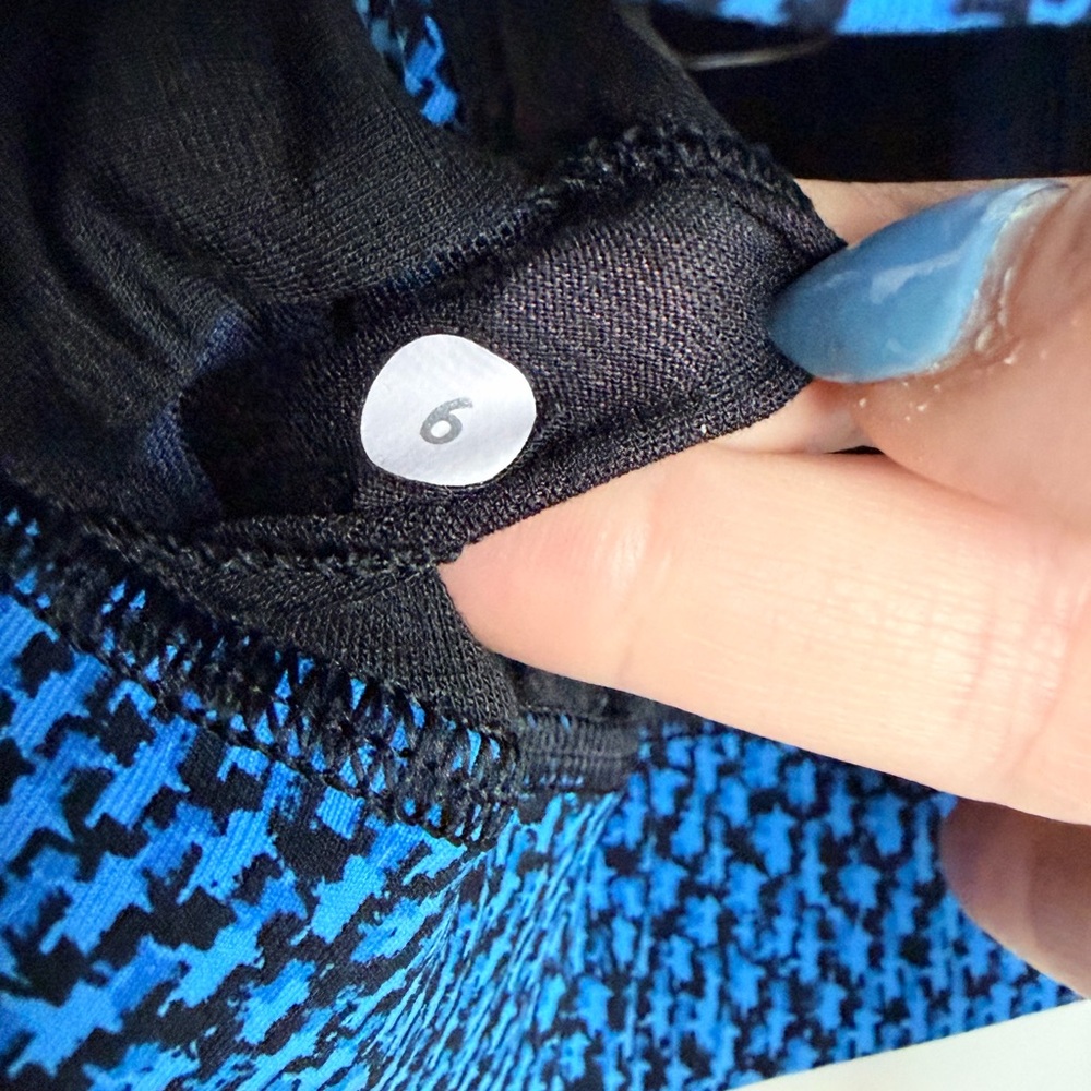 Lululemon Circuit Breaker Sports Bra - Scatter Star Beach Blanket Blue Black - Picture 3 of 3